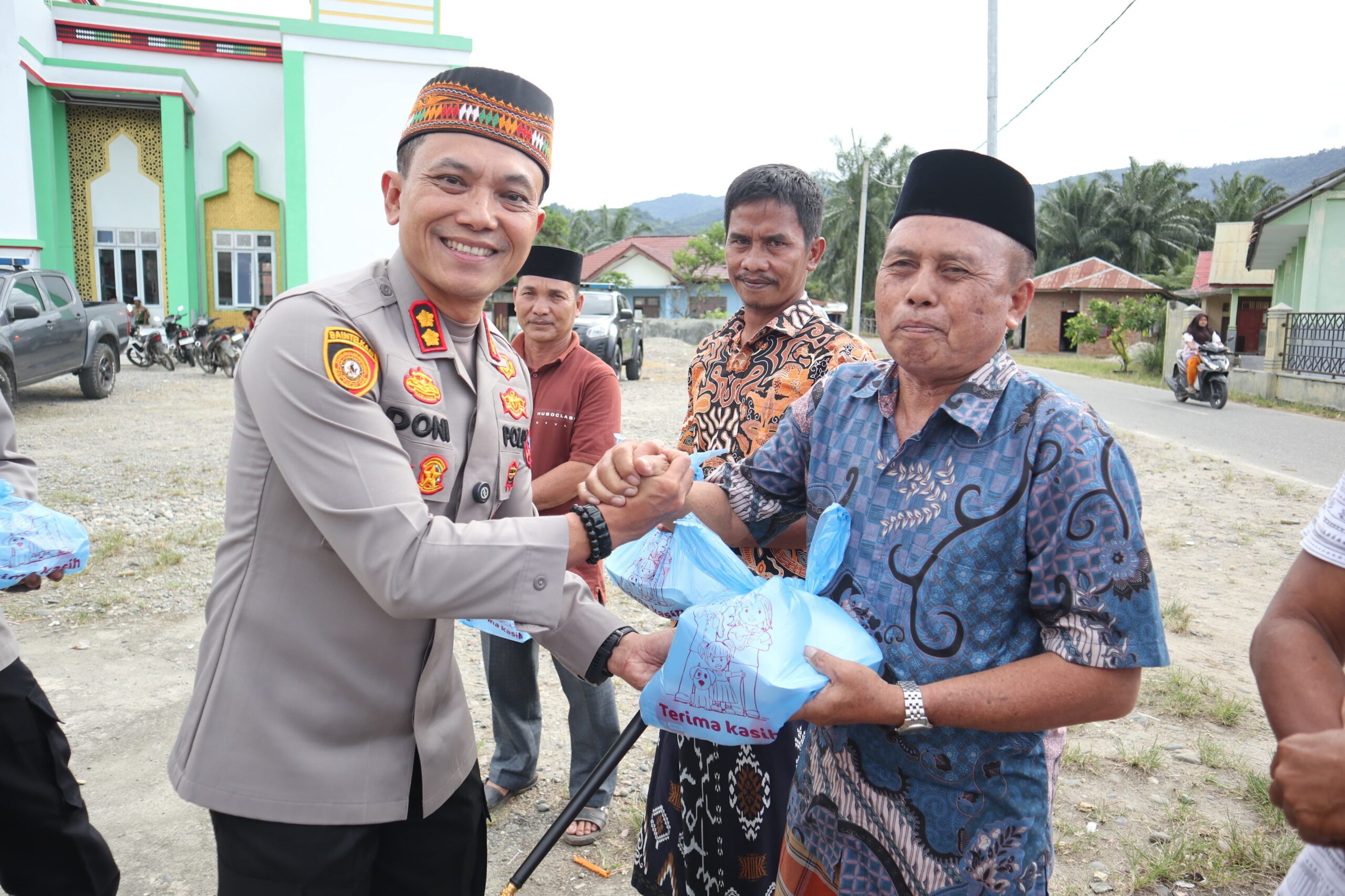 Kapolres Agara, AKBP R.Doni Sumarsono, S.I.K, M.H saat memberikan Takjil. Waspada/Seh Muhammad Amin