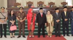 Wali Kota Pematangsiantar Wesly Silalahi (sepuluh kiri) dan Wakil Wali Kota Herlina pose bersama Ketua DPRD Timbul Marganda Lingga (delapan kanan) dan Forkopimda diantaranya Kapolres AKBP Yogen Heroes Baruno (lima kiri) usai rapat paripurna Sertijab dan penyerahan memori jabatan Wali Kota periode 2022-2025 kepada Wali Kota dan Wakil Wali Kota periode 2025-2030 di gedung Harungguan DPRD, Jl. Adam Malik, Kamis (6/3).(Waspada-Edoard Sinaga).