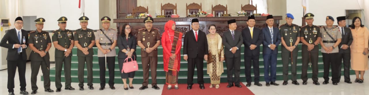 Wali Kota Pematangsiantar Wesly Silalahi (sepuluh kiri) dan Wakil Wali Kota Herlina pose bersama Ketua DPRD Timbul Marganda Lingga (delapan kanan) dan Forkopimda diantaranya Kapolres AKBP Yogen Heroes Baruno (lima kiri) usai rapat paripurna Sertijab dan penyerahan memori jabatan Wali Kota periode 2022-2025 kepada Wali Kota dan Wakil Wali Kota periode 2025-2030 di gedung Harungguan DPRD, Jl. Adam Malik, Kamis (6/3).(Waspada-Edoard Sinaga).