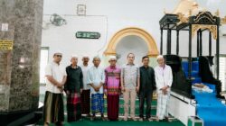 Ketua DPRD Deliserdang Zakky Shahri, Kades Rantau Panjang Muhammad Taher dan lainnya berfoto bersama di peninggalan Mimbar yang terbuat dari kayu mahoni. (Waspada/Edward Limbong).