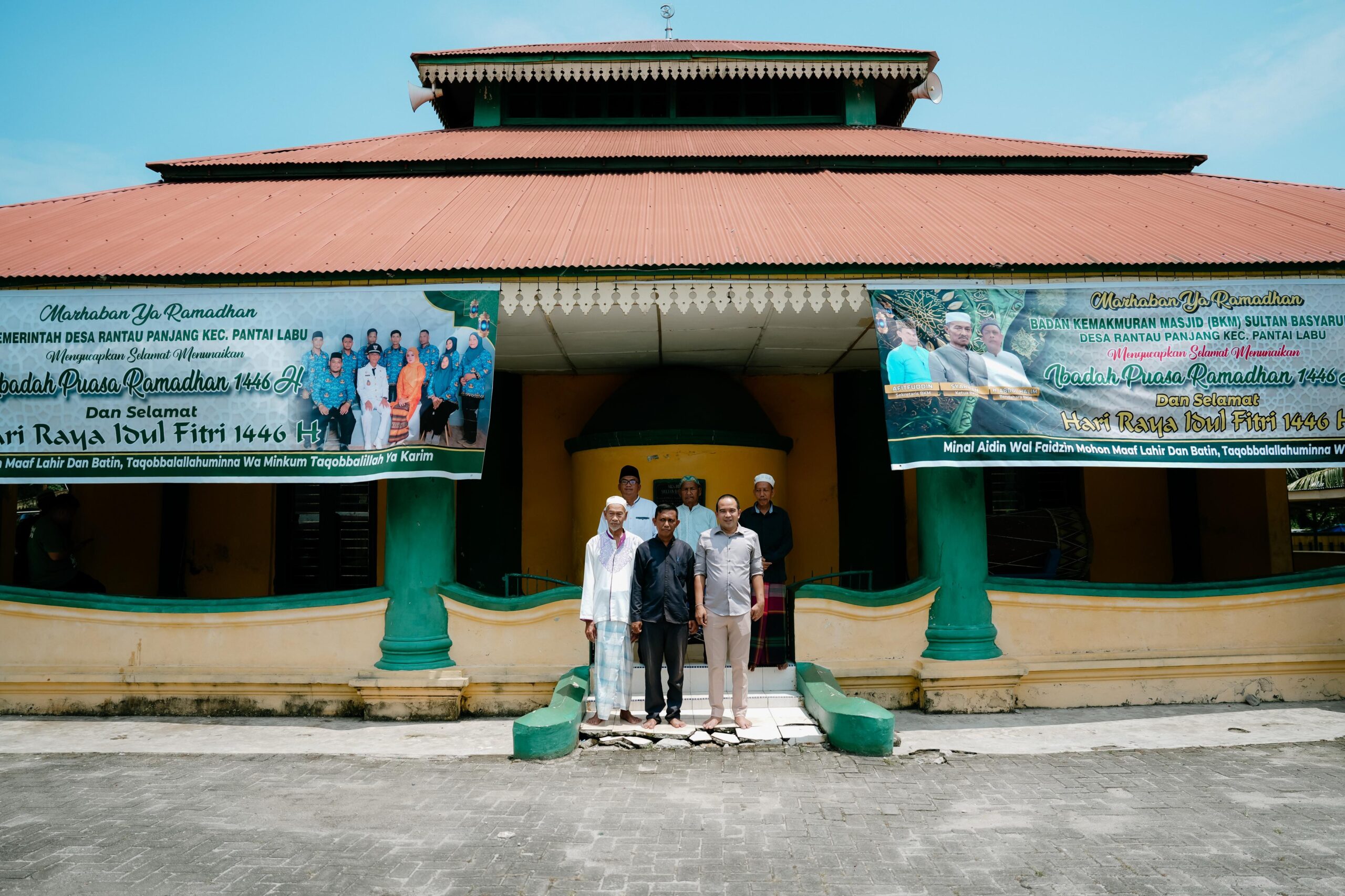 Ketua DPRD Deliserdang Zakky Shahri, Kades Rantau Panjang Muhammad Taher dan lainnya berfoto dari posisi dahulu belakang masjid, sehingga dinamakan orang Mesjid Terbalik. (Waspada/Edward Limbong).