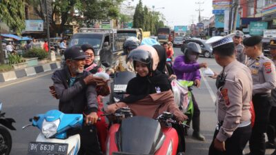 Polres Langkat Bagikan Takjil Kepada Warga 