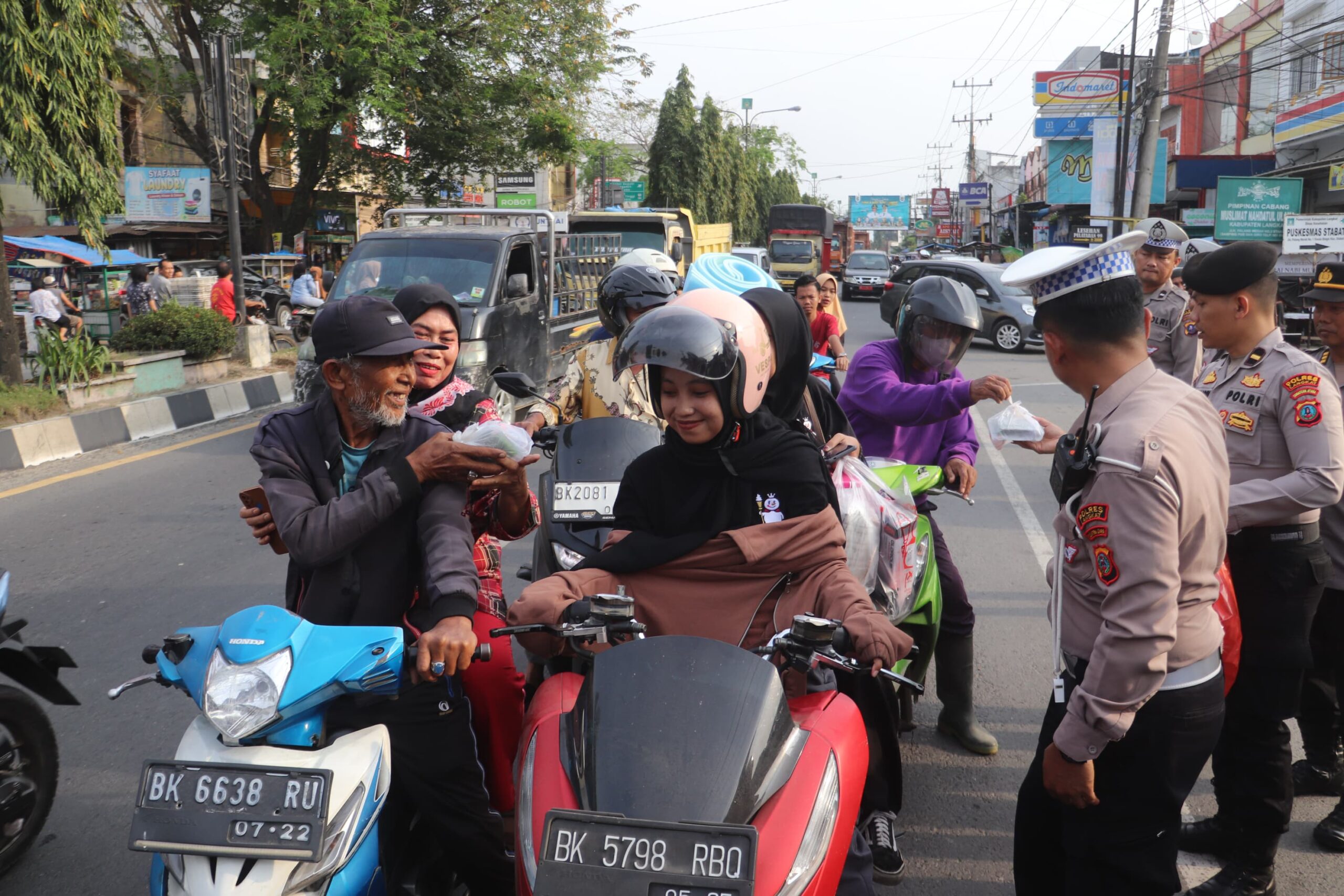 Polres Langkat bagikan takjil kepada warga yang berada di jalan  Kota Stabat, Rabu (05/03/25).Waspada/ist. 