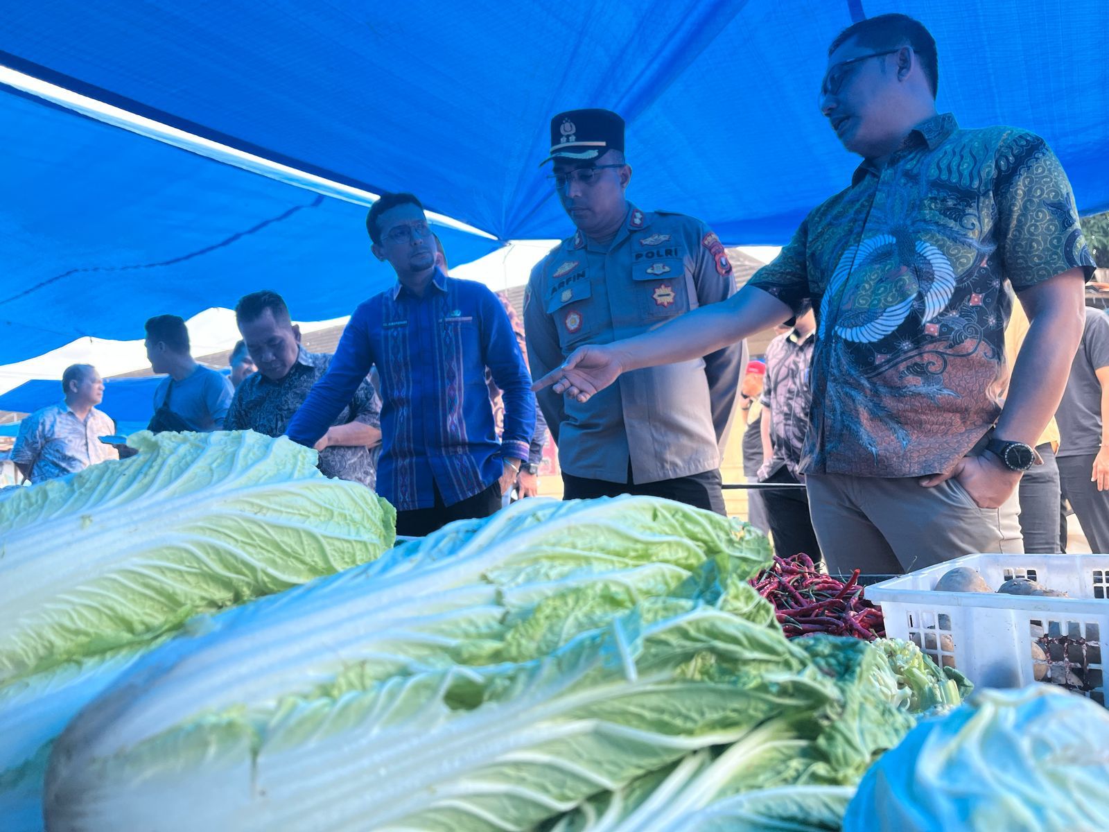 Bupati Labusel Fery Sahputra Simatupang bersama Wakil Bupati Syahdian Purba Siboro, dan Kapolres Labusel AKBP. Arfin Fachreza saat melakukan inspeksi di Pasar Inpres Kotapinang, Kamis (6/3/2025). Waspada/Deni Daulay