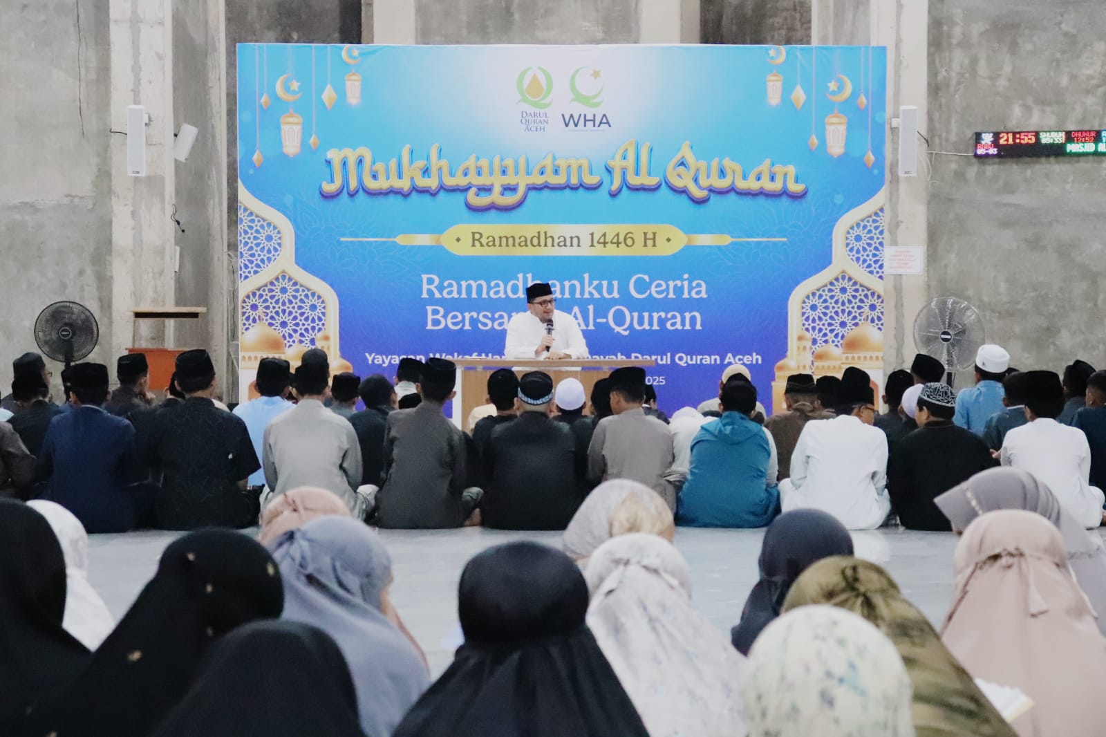 Direktur Dayah DQA, Ustaz Hajarul Akbar, MA membuka sekaligus menyampaikan materi pada kegiatan Mukhayyam Ramadhan 1446 H di Masjid Almansor Kompeks Dayah DQA Gampong Tumbo Baro, Kecamatan Kuta Malaka, Aceh Besar. Kegiatan yang mulai tanggal 5 sd 18 Maret 2025 tersebut diikuti sebanyak 335 peserta dari seluruh Aceh.(Waspada/T.Mansursyah)