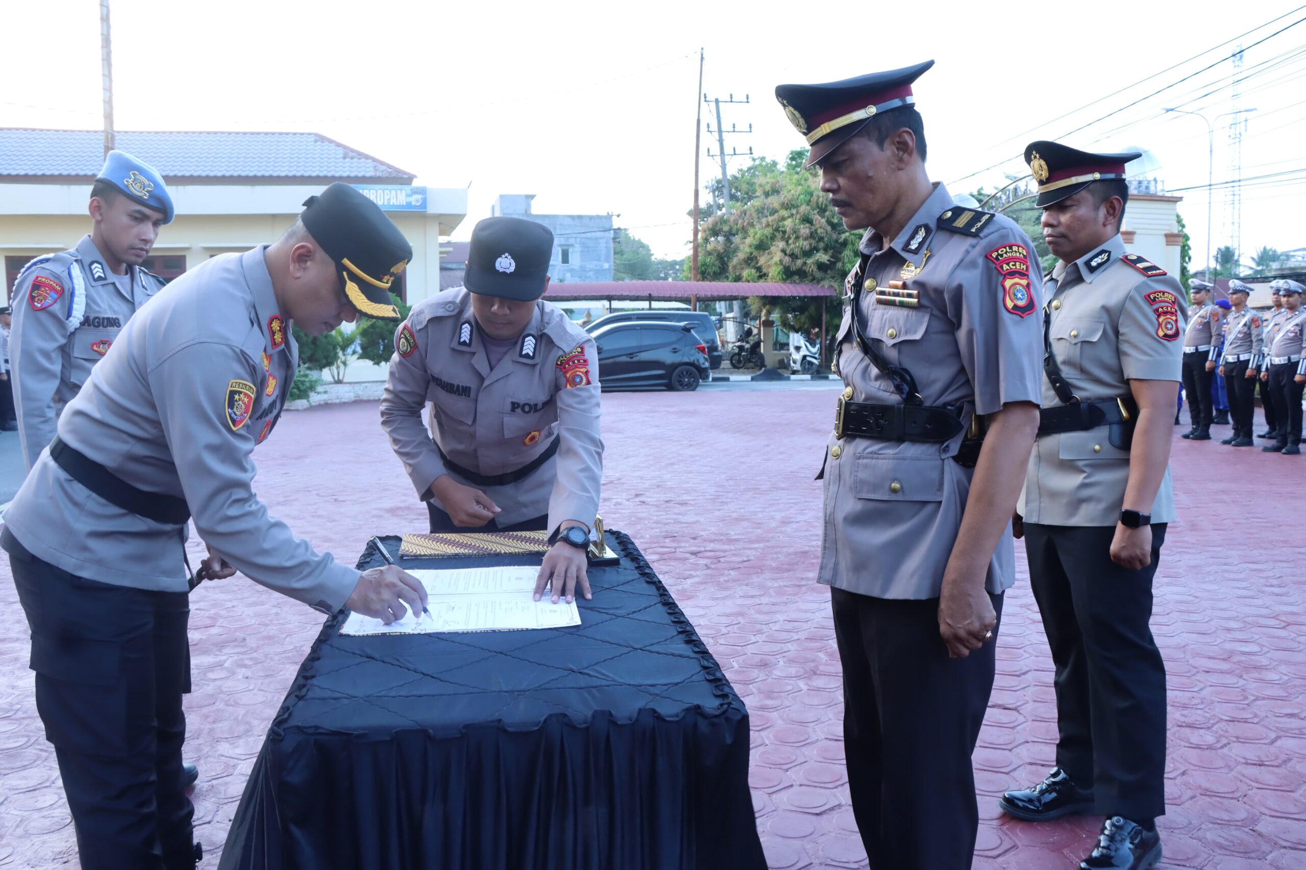 Kapolres Langsa, AKBP Andy Rahmansyah, S.I.K., S.H., M. H saat memimpin upacara serah terima jabatan (Sertijab) Kapolsek dan Kasatsamapta di halaman Mapolres Langsa, Kamis (6/3). Waspada/dede