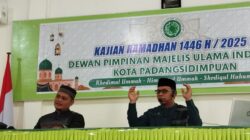 Sekretaris Umum MUI Kota Padangsidimpuan Dr.H.Zul Anwar Ajim Harahap MA (kanan) saat jadi pembicara pada Kajian Ramadhan di Kantor MUI Padangsidimpuan dengan moderator Tarmizi Lubis MPd, Kamis (6/3/2025). Waspada/Mohot Lubis