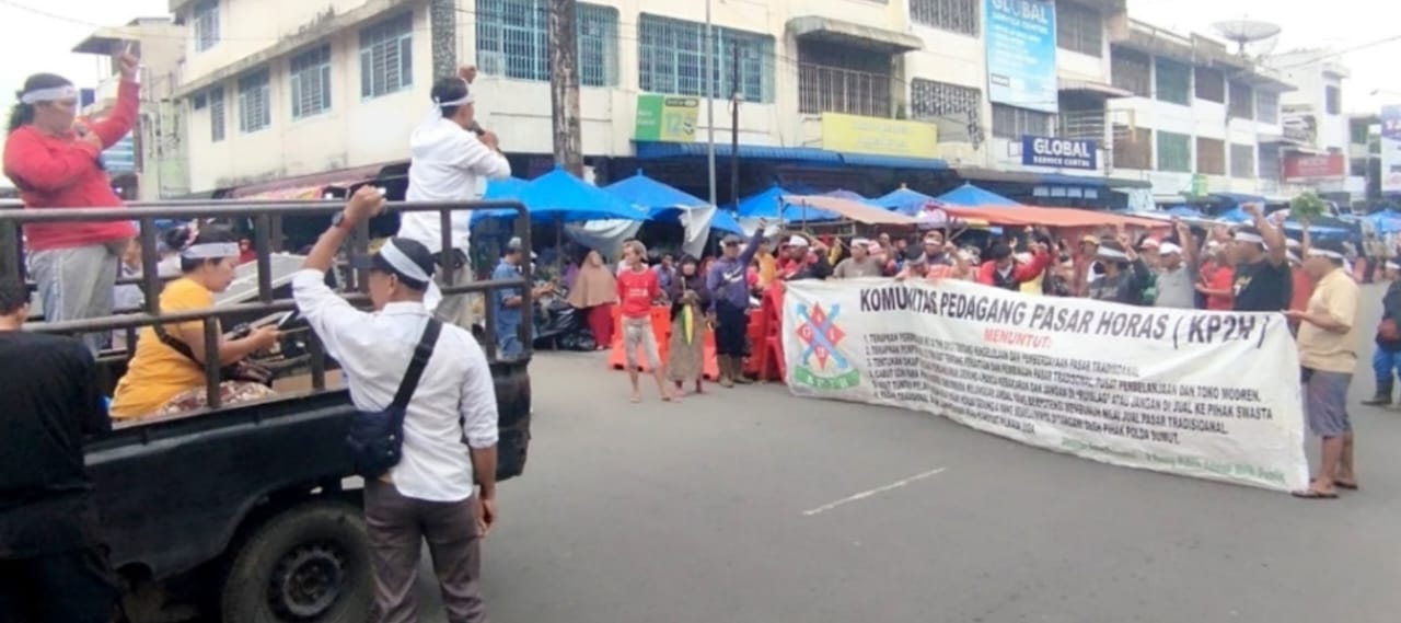 Para pedagang korban kebakaran gedung IV Pasar Horas melakukan aksi pemblokiran Jl. Merdeka mulai dari Simpang Jl. Wahidin, Kamis (6/3) dengan tujuan agar mendapat perhatian Wali Kota Wesly Silalahi yang mereka nilai tidak peduli terhadap nasib mereka.(Waspada-Edoard Sinaga).