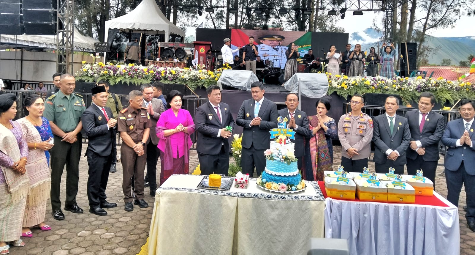 Wabup Simalungun Benny Gusman Sinaga saat menghadiri perayaan Hari Jadi ke-21 Kabupaten Samosir yang digelar di Kantor Bupati Samosir, Kamis (6/3).(Waspada/ist).