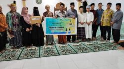 Tim Safari MAN 1 Simeulue foto bersama dengan warga saat acara Bukber bersama dengan Warga Sibao, Rabu (5/2) malam Kamis. Waspada/Rahmad