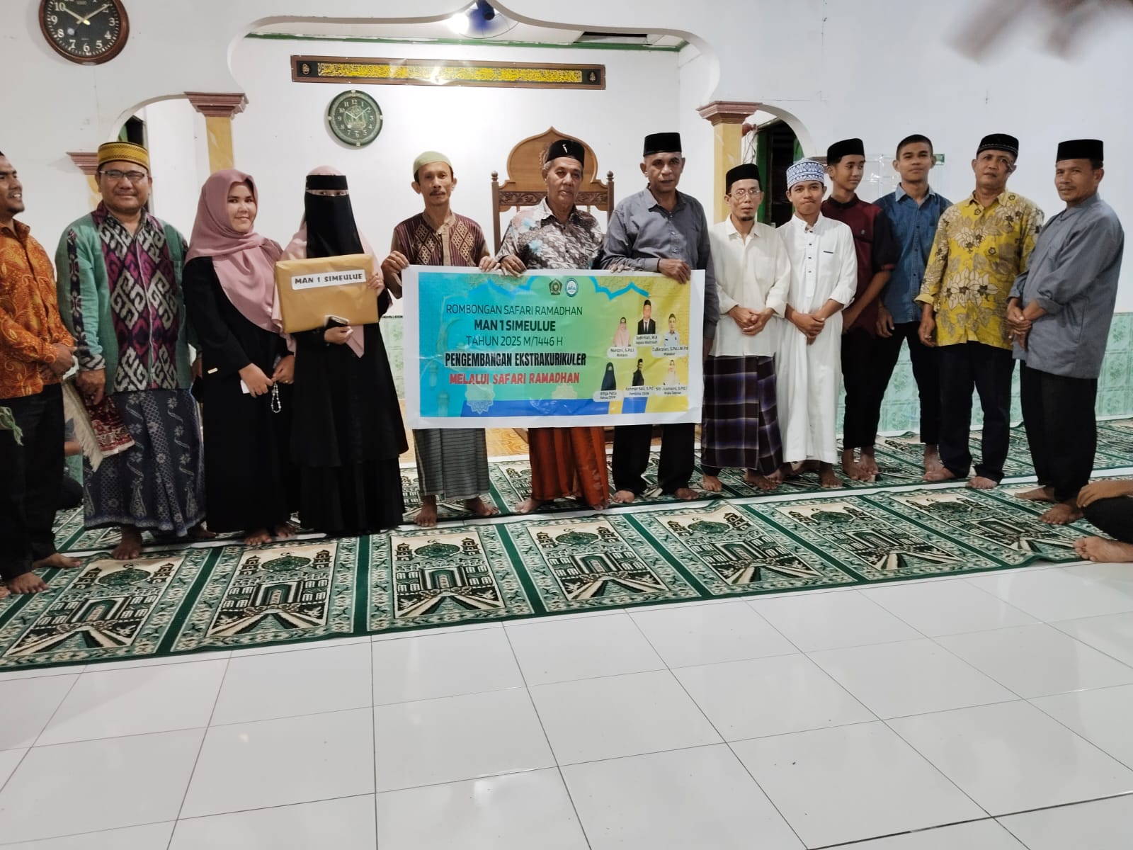 Tim Safari MAN 1 Simeulue foto bersama dengan warga saat acara Bukber bersama dengan Warga Sibao, Rabu (5/2) malam Kamis. Waspada/Rahmad