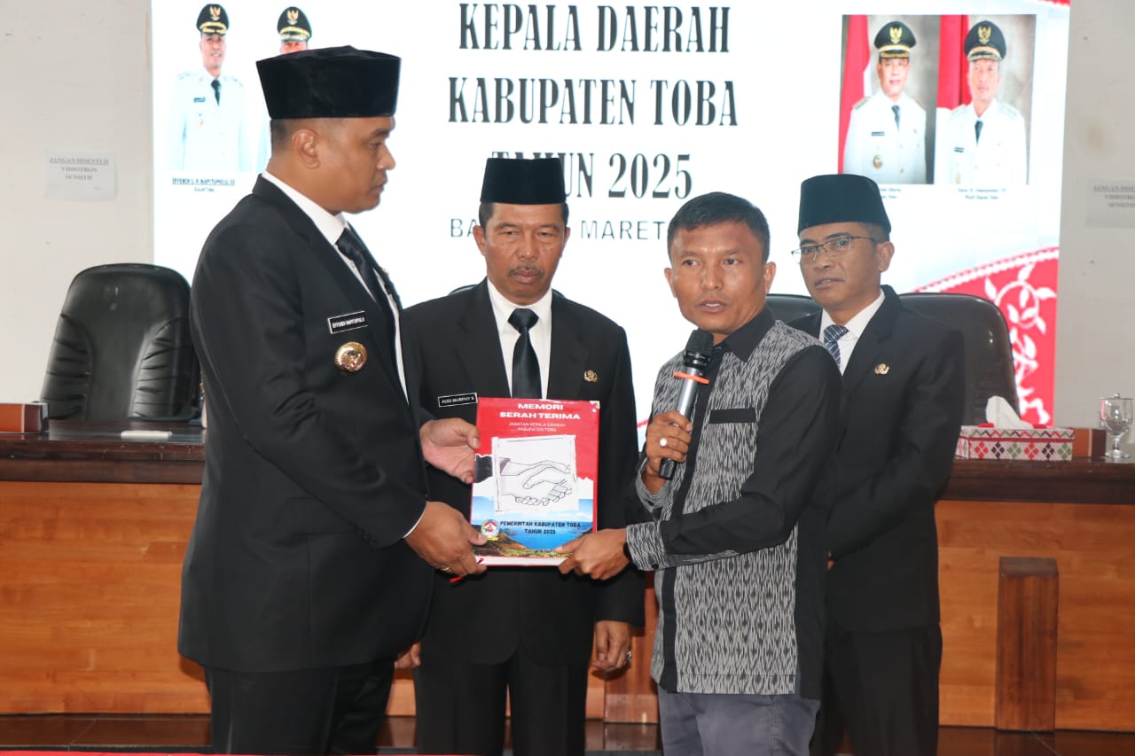 Mantan Wakil Bupati Toba, Tonny M Simanjuntak serah terima jabatan kepada Bupati Toba, Effendi S Panangi dan dan Wakil Bupati Toba, Audi Murphy Sitorus di ruang Balai Data Kantor Bupati Toba di Balige, Kamis (6/3). Waspada/Ist