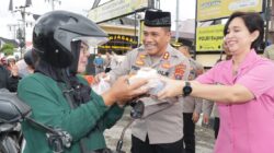 Kapolres Pematangsiantar AKBP Yogen Heroes Baruno bersama Ketua Bhayangkari Cabang Polres Ny. Sandra Yogen menggelar aksi peduli Ramadhan dengan bagi-bagi takjil kepada masyarakat yang melintas di depan Mapolres, Jl. Sudirman, Kamis (6/3).(Waspada-Ist).