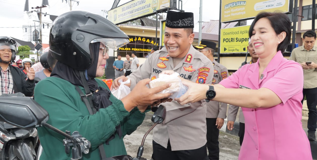 Kapolres Pematangsiantar AKBP Yogen Heroes Baruno bersama Ketua Bhayangkari Cabang Polres Ny. Sandra Yogen menggelar aksi peduli Ramadhan dengan bagi-bagi takjil kepada masyarakat yang melintas di depan Mapolres, Jl. Sudirman, Kamis (6/3).(Waspada-Ist).