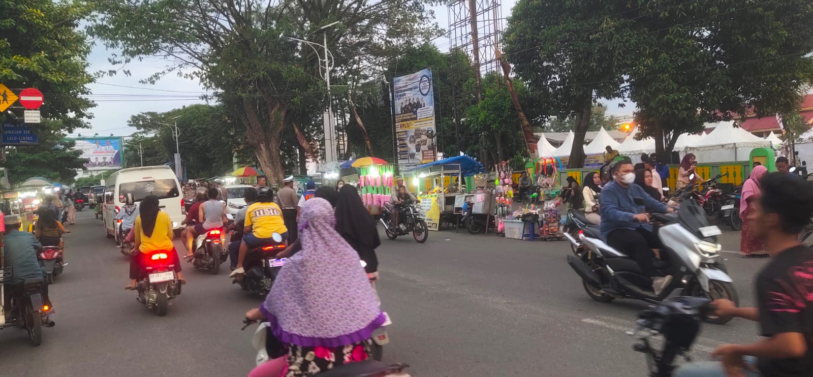 Berburu Takjil Di Tanah Lapang Tebingtinggi