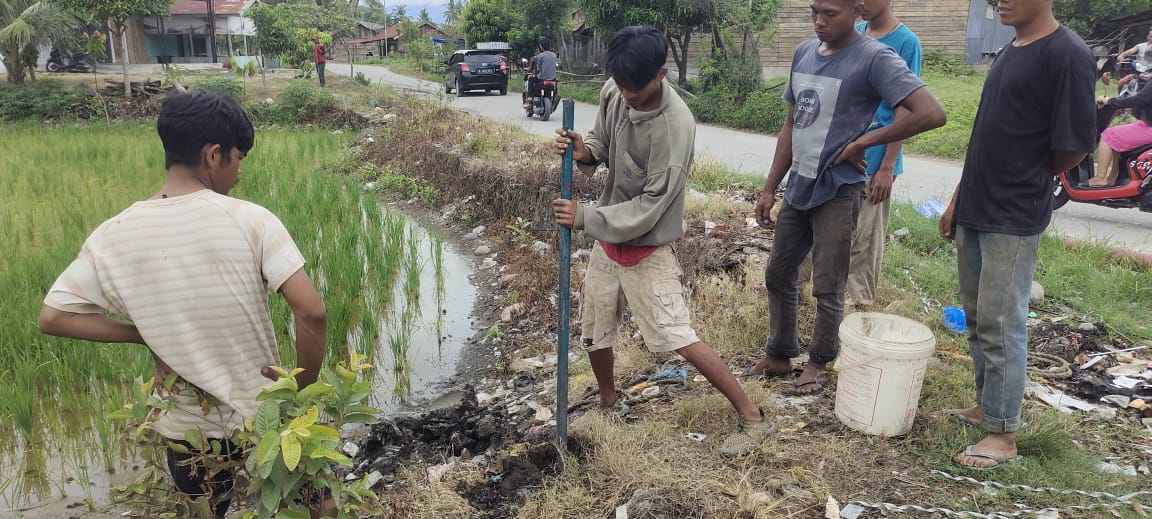 Sejumlah pekerja sedang melakukan penggalian dan pemasangan tiang kabel Telkom. Waspada/Ist