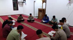 Personel Polres Sibolga melaksanakan kegiatan Safari Ramadhan di Masjid Nurul Ikhlas Aspol Kota Sibolga, Rabu (5/3). Waspada/ist