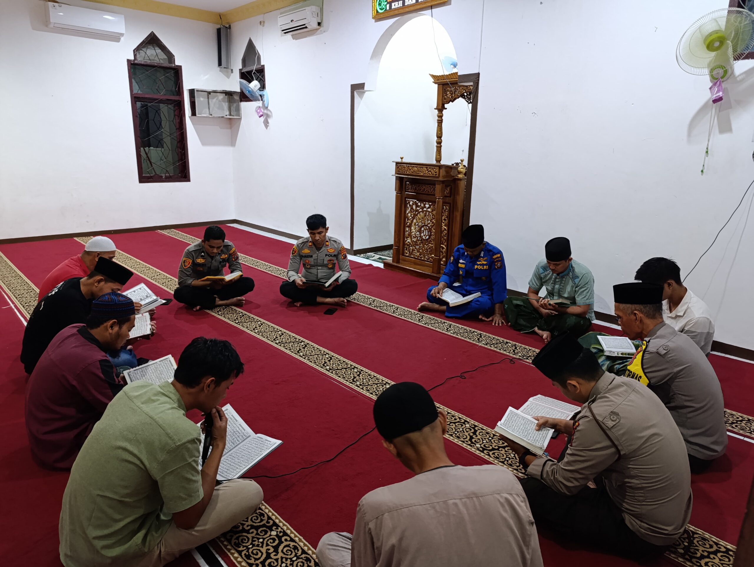 Personel Polres Sibolga melaksanakan kegiatan Safari Ramadhan di Masjid Nurul Ikhlas Aspol Kota Sibolga, Rabu (5/3). Waspada/ist