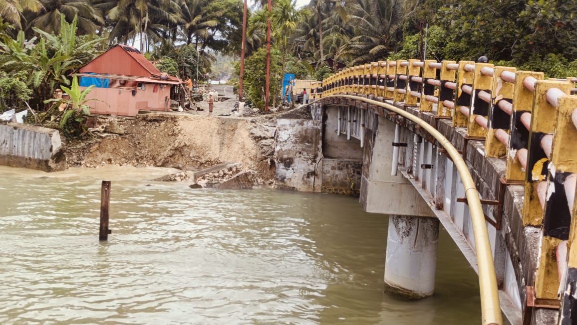 Tembok  Penahan Jembatan Sungai Saua Nisel Kembali Ambruk