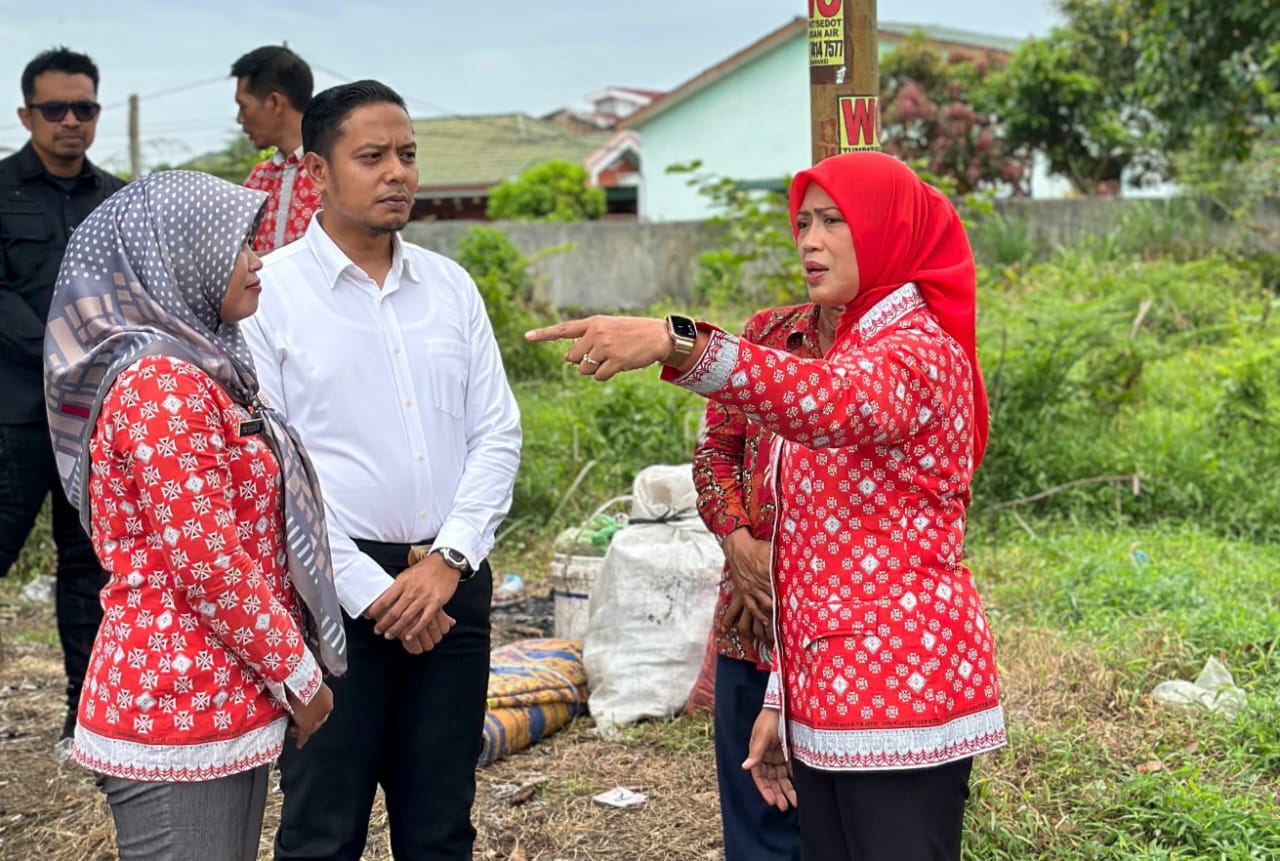 Wakil Wali Kota Pematangsiantar Herlina (paling kanan) turun ke kecamatan dan kelurahan untuk melihat langsung penanganan sampah, Kamis (6/3) siang.(Waspada-Ist).