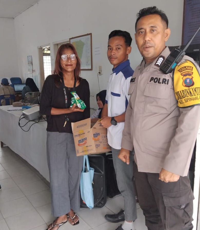 Polres Pematangsiantar melalui Polsek Siantar Barat menugaskan Bhabinkamtimas Kel. Sipinggolpinggol Bripka Agus R menyampaikan pesan-pesan Kamtibmas kepada warga agar menjaga pluralisme di bulan suci Ramadhan 1446 H di kegiatan sosialisasi pembalut kain cuci ulang dan pembagian sabun cuci 450 ml secara gratis di Kantor Lurah Sipinggolpinggol, Jl. Enggang, Kamis (6/3) siang.(Waspada-Ist).