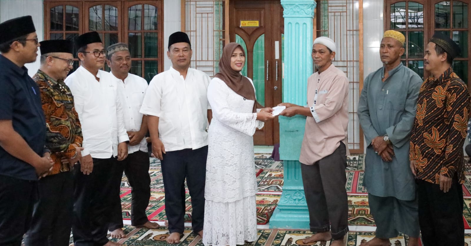 Wakil Wali Kota Pematangsiantar Herlina mewakili Wali Kota Wesly Silalahi dan Tim Ramadhan Perumda Tirtauli berbagi kasih serta buka puasa bersama jamaah Masjid Al-Ikhlas, Jl. Bola Kaki, Kel. Banjar, Kec. Siantar Barat, Kamis (6/3) malam.(Waspada-Ist).