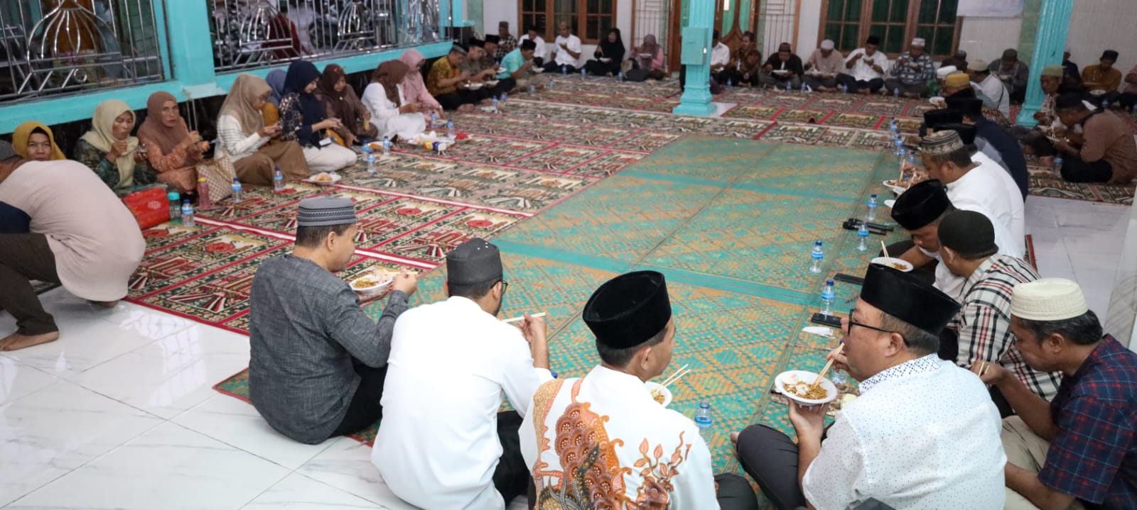 Wakil Wali Kota Dan Tim Ramadhan Perumda Tirtauli Bukber Di Masjid Al-Ikhlas