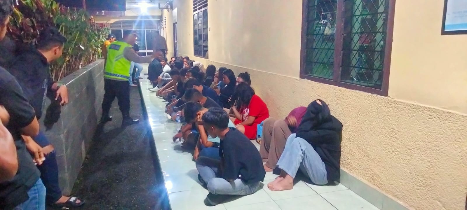 Terlihat ke 15 pasangan yang bukan suami isteri dan 2 sepeda motor yang tidak memiliki surat-surat yang lengkap diamankan di Polres Binjai.(Waspada/Ist)