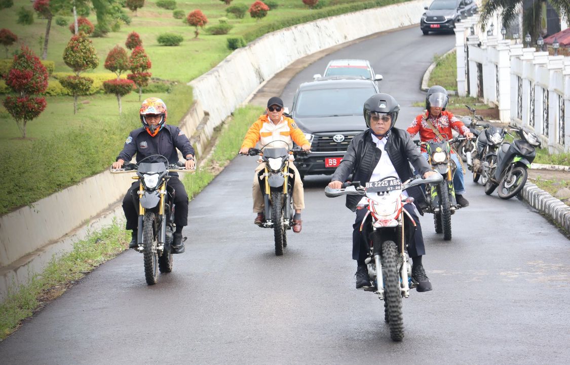 Bupati Tapsel naik trail dan jalan kiloan meter, demi melihat kondisi nyata bendung dan irigasi persawahan yang rusak. (Waspada/Ist)