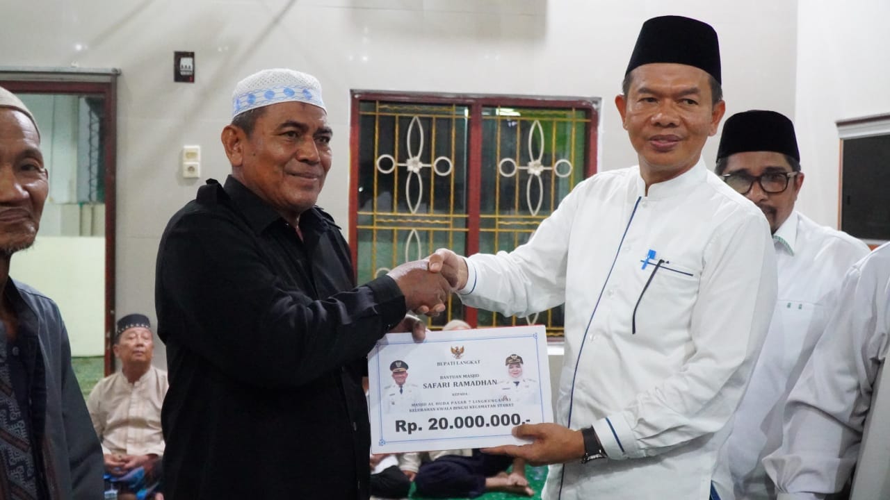 SEKDA Kabupaten Langkat, Amril, menyerahkan bantuan dana hibah kepada pengurus masjid. Waspada/Ist