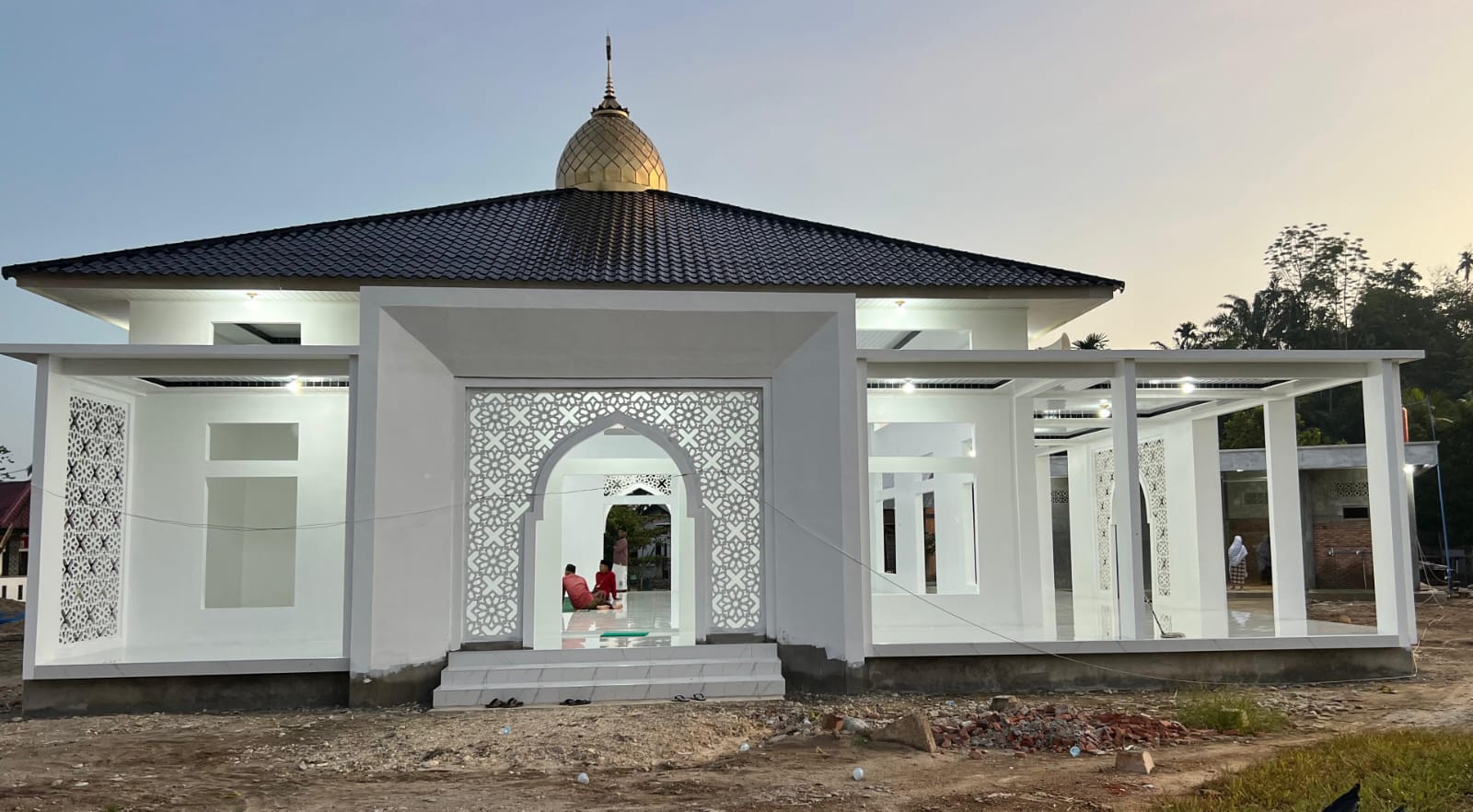 Viral, Masjid Megah Di Tengah Hamparan Padi Di Desa Merbau Dua, Aceh Timur