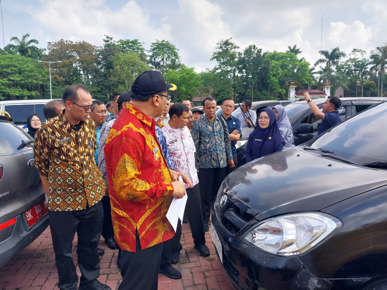 Bupati Deliserdang, Asri Ludin Tambunan ketika melihat dan perintah tarik mobil dinas di Lapangan Alun Alun Pemkab Deliserdang, Jumat (7/3/25).Waspada.id/rinaldi