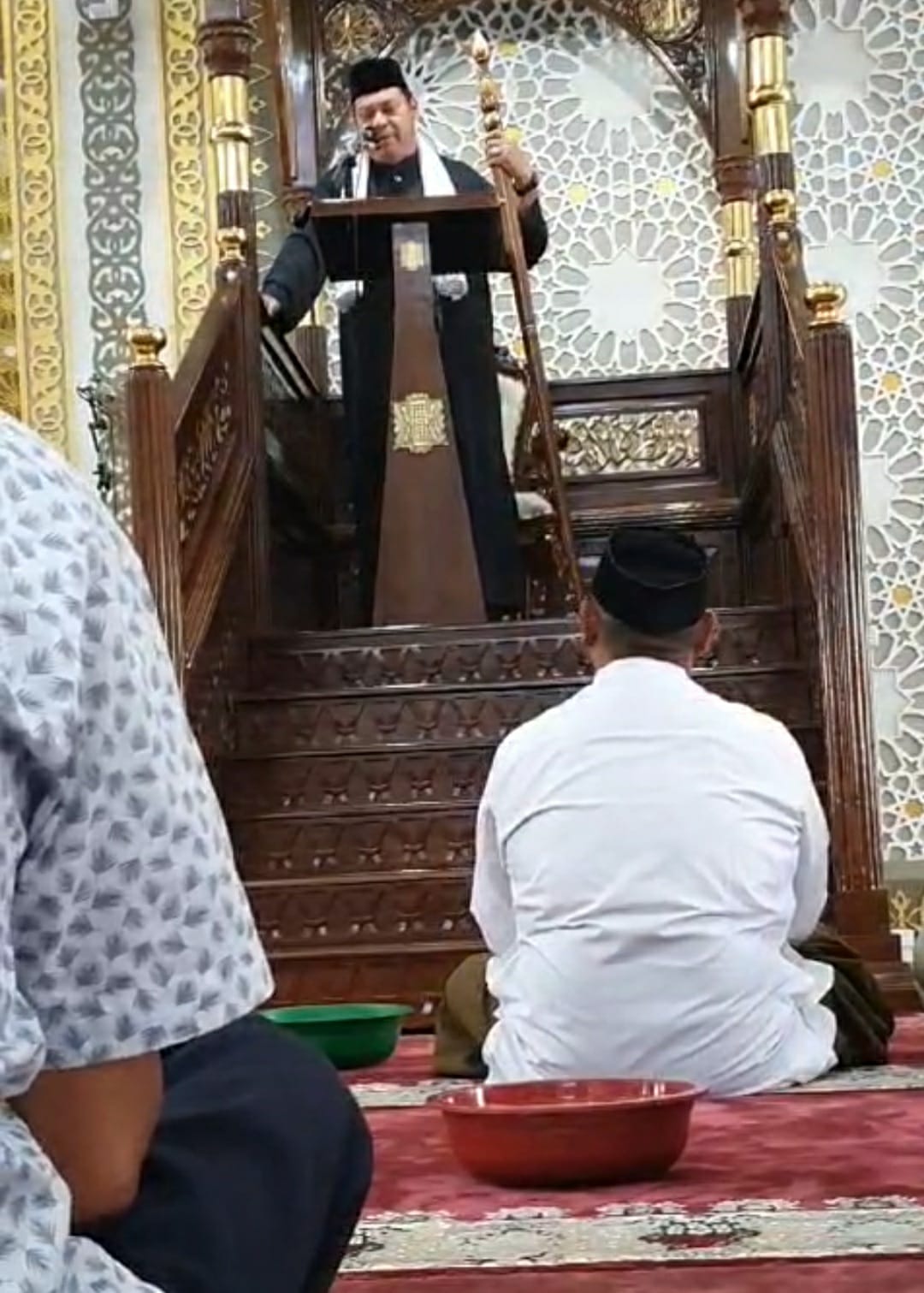 Abu Dayah Manyang Puskiyai Aceh Tgk H Farmadi ZA MSc, saat menjadi khatib jumat di Masjid Agung Baitu Ghafur Abdya. Jumat (7/3). Waspada/Syafrizal