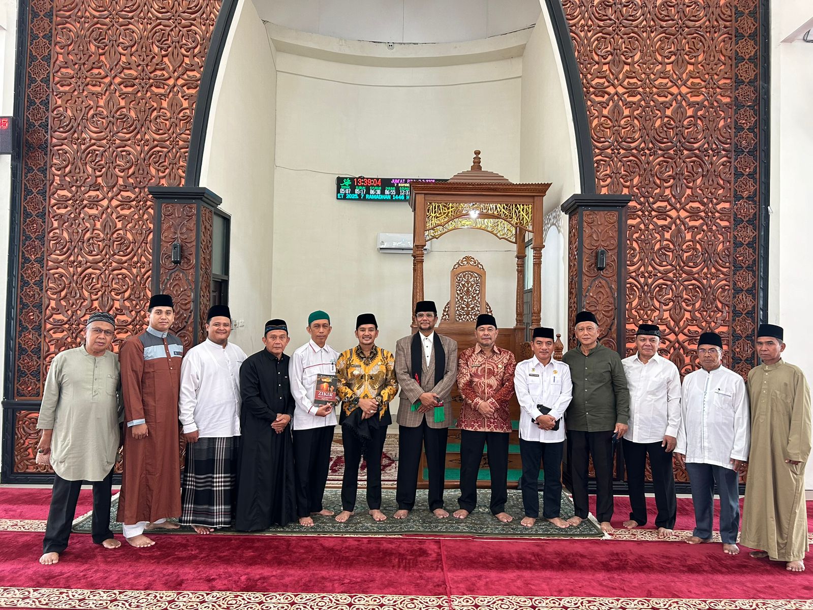 Wali Kota Tebingtinggi, H Iman Irdian Saragih, saat berfoto bersama seusai Sholat Jumat di Masjid Agung Kota Tebingtinggi. Waspada/Kristian Brahmana