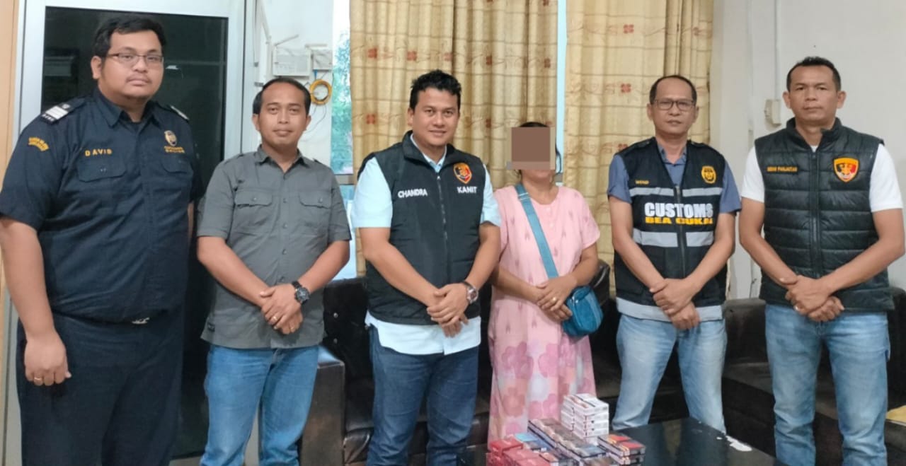 Polres Pematangsiantar melalui Sat Reskrim dengan pimpinan Kanit 2 Ekonomi mengamankan wanita RRS, 55, (tiga kanan), penjual rokok tanpa cukai atau ilegal dan menyita 88 bungkus rokok berbagai merek saat penggerebekan di satu warung di Jl. Tangki, Lorong 20, Kel. Nagapita, Kec. Siantar Martoba, Kamis (6/3) pukul 14:00.(Waspada-Ist).