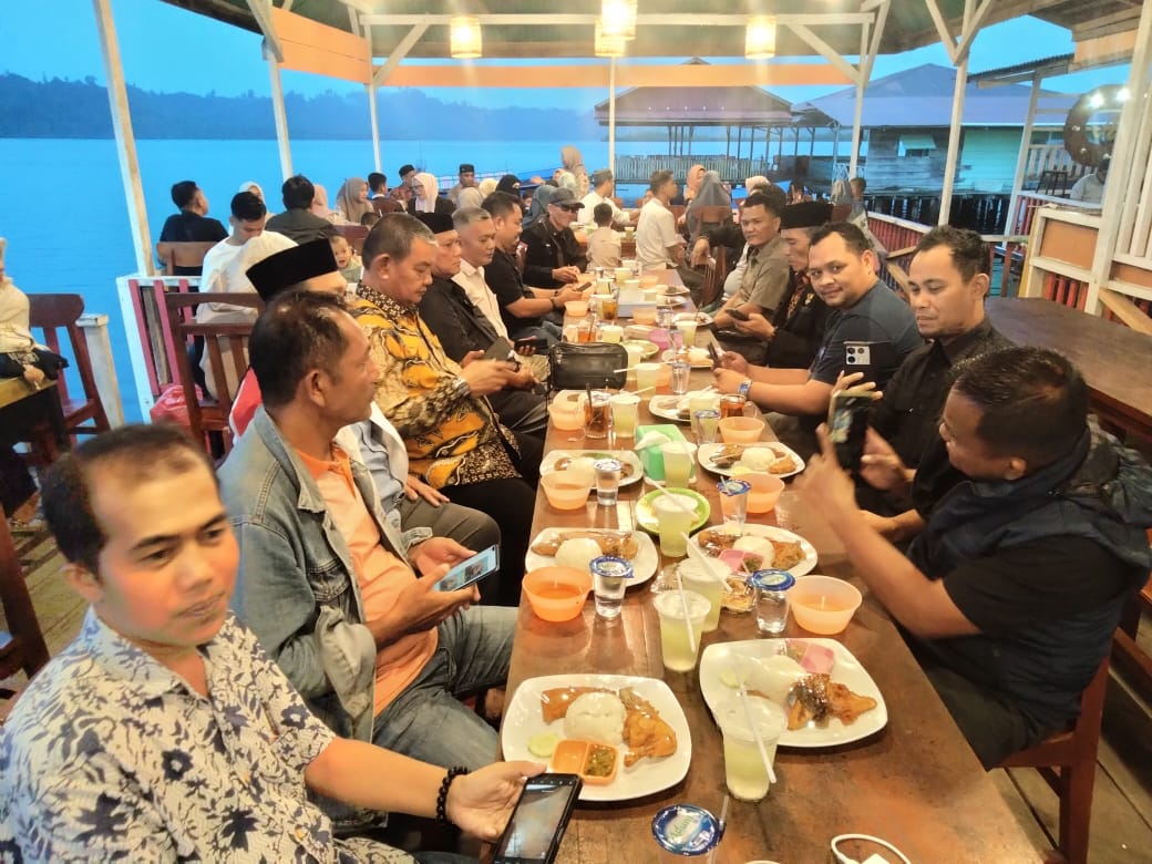 Wartawan Simeulue yang tergabung dalam Organisasi Sekretariat Bersama Sekber buka puasa bersama dengan anggota Komisi I DPRA di Sinabang..Kamis (6/2) malam. Waspada/Rahmad