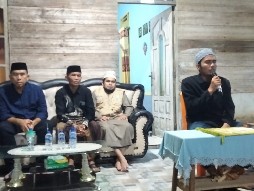 Kiri Pakai Peci Hitam Bupati Simeulue terpilih Mohammad Nasrun Mikaris mengaminkan acara doa penutupan acara Takziah Almarhum Palmin di Desa Air Dingin Sinabang. Jumat (7/3) malam Bada Taraweh barusan. Waspada/Rahmad