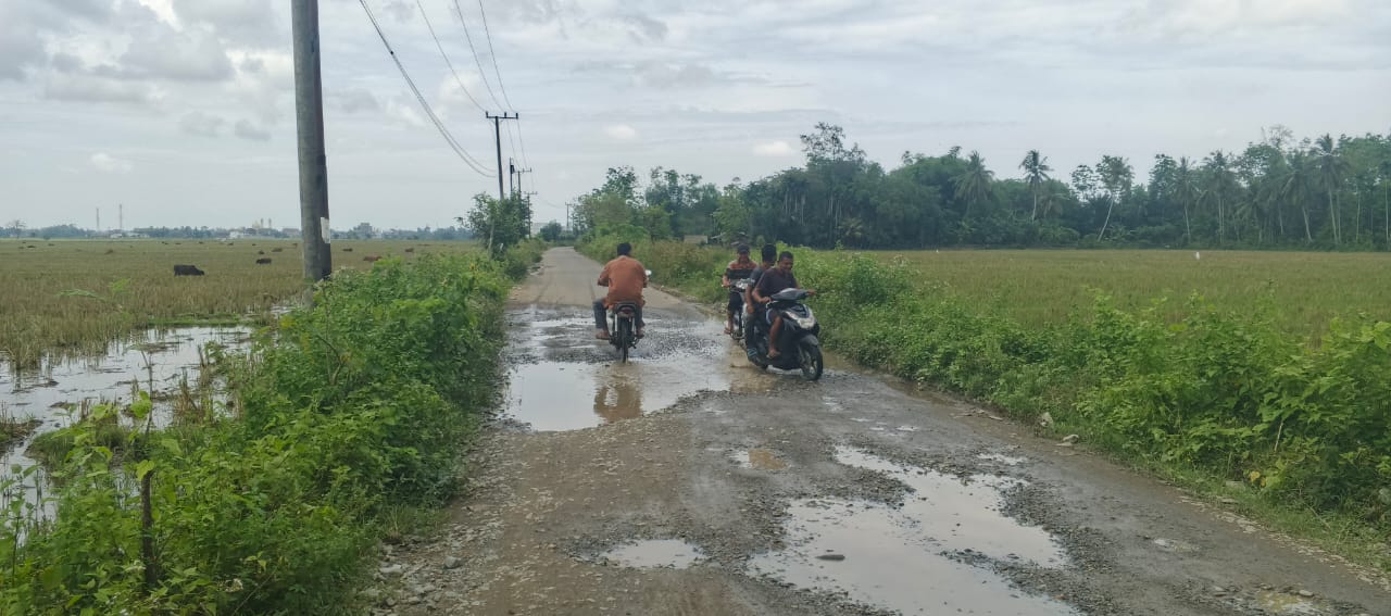 Jalan Blang Malu – Ujong Rimba Rusak, Warga Minta Perhatian Pemerintah