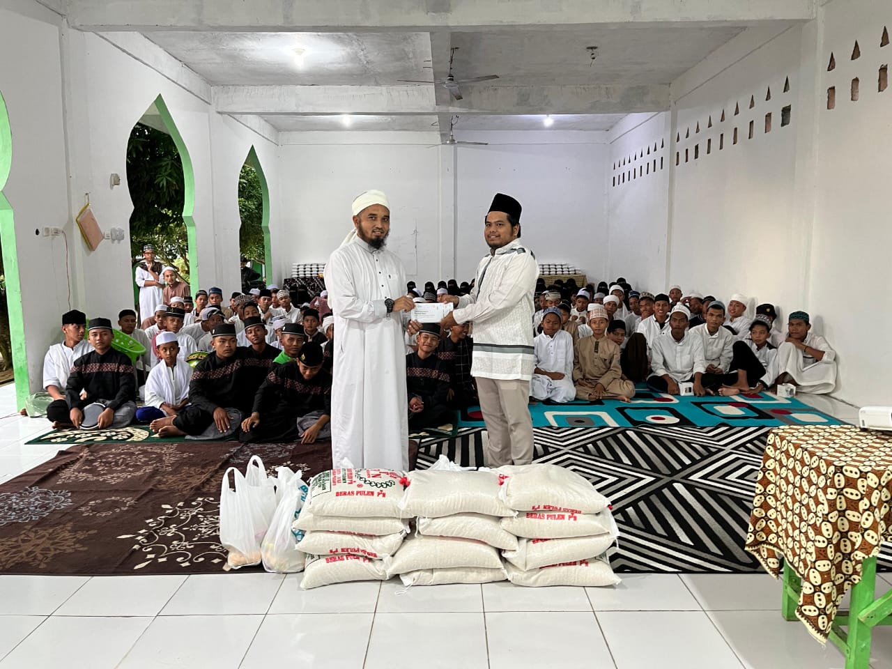 Ramadhan Penuh Berkah, PLN ULP Aek Nabara Dan YBM Santuni 75 Anak Panti Asuhan