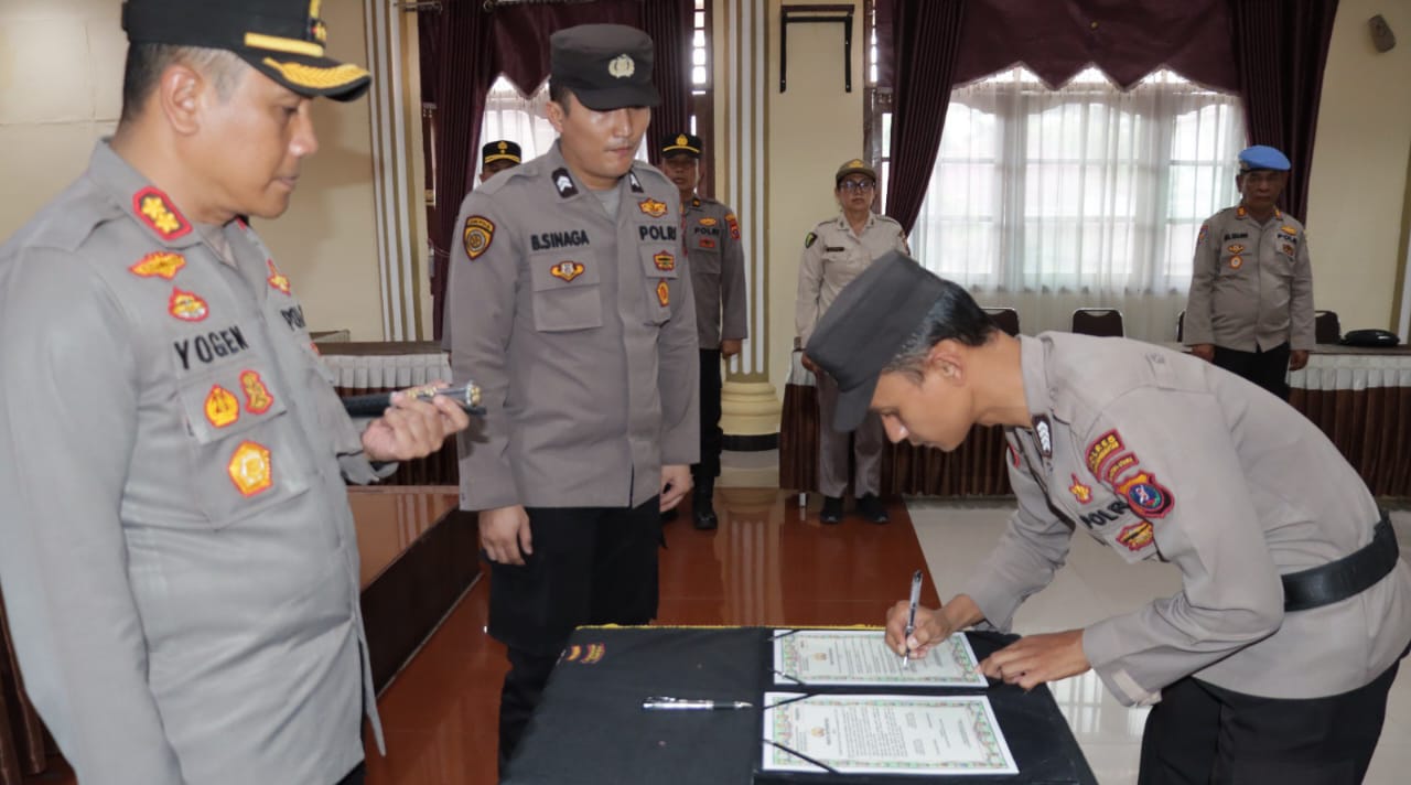 Kapolres Pematangsiantar AKBP Yogen Heroes Baruno (paling kiri) memimpin penandatanganan Pakta integritas dan pengambilan sumpah penerimaan (Rim) Polri TA 2025 di aula Widya Satya Brata, Mapolres, Jl. Sudirman, Jumat (7/3) pukul 14:00.(Waspada-Ist).