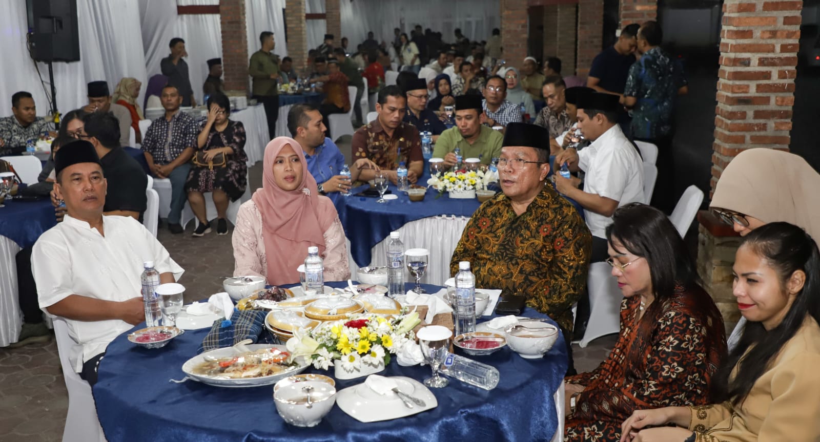 Wali Kota Pematangsiantar Wesly Silalahi dan Wakil Wali Kota Herlina buka puasa bersama jajaran Pemko di rumah dinas wali kota, Jl. MH. Sitorus, Jumat (7/3) malam.(Waspada-Ist).