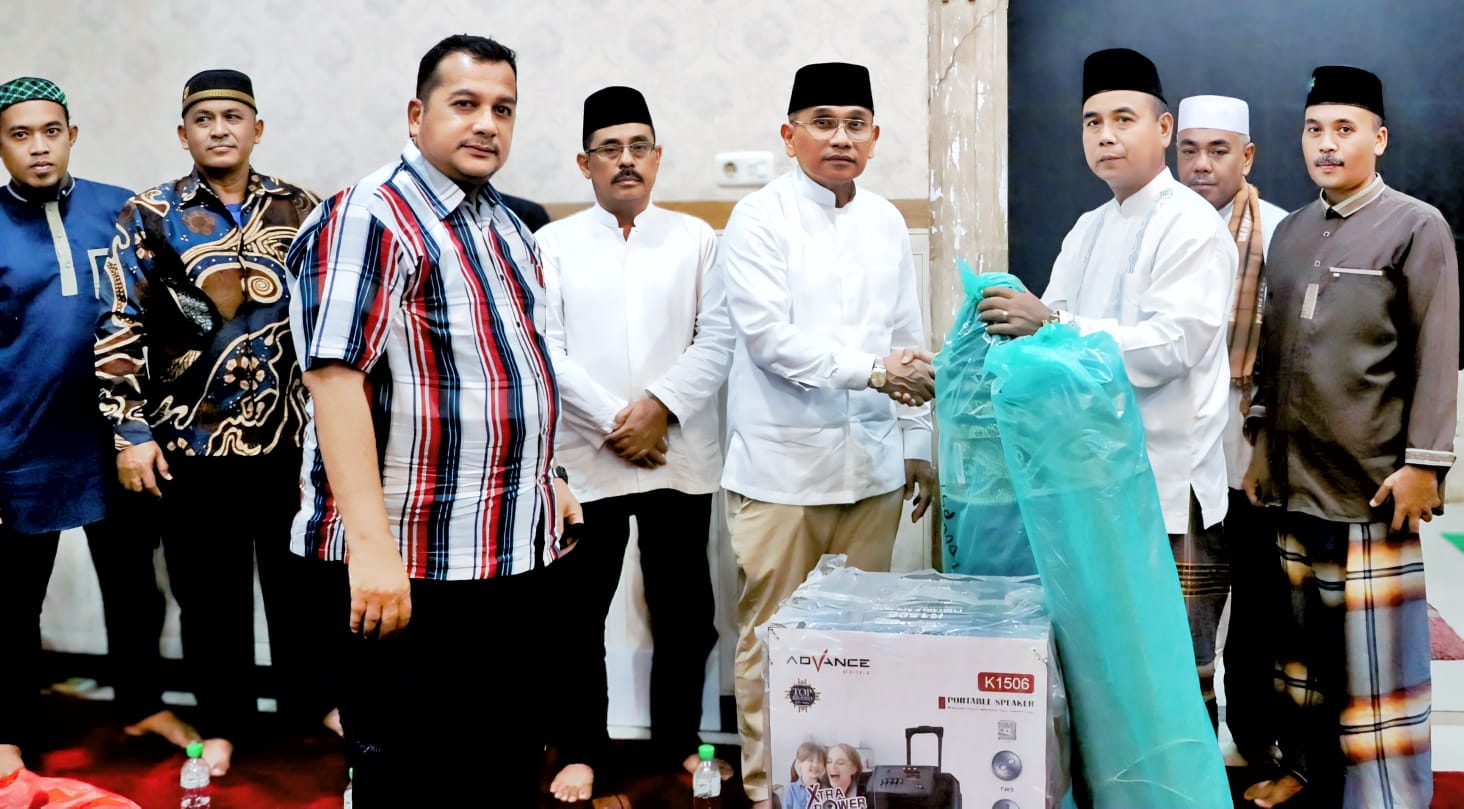 Bupati Simalungun H Anton Saragih saat menyerahkan bantuan 2 lembar sajadah panjang dan sound system kepada BKM Masjid Jami Nagori Karang Rejo Kec. Gunung Maligas. Waspada/Hasuna