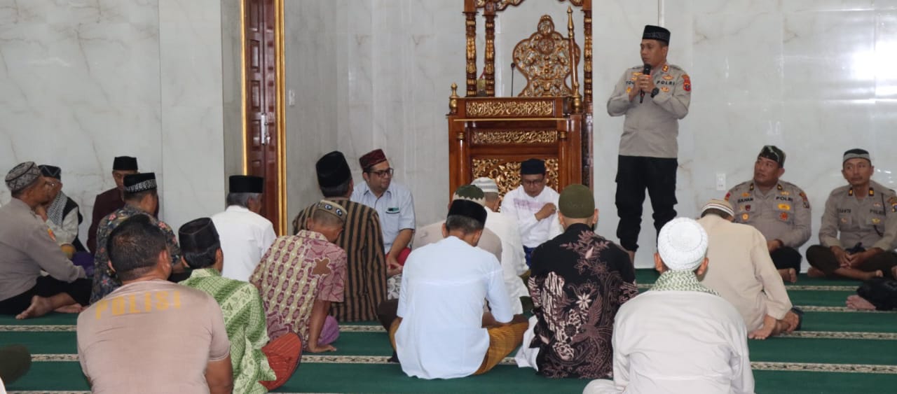 Kapolres Pematangsiantar AKBP Yogen Heroes Baruno (berdiri) menggelar safari Kultum subuh di Masjid Dakwah, Jl. Jawa, Kel. Bantan, Kec. Sianțar Barat, Sabtu (8/3).(Waspada-Ist).