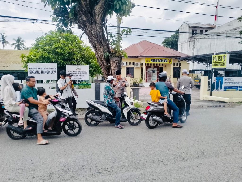 Polsek Ingin Jaya Bagikan Takjil Bagi Warga Dan Pengguna Jalan