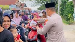 Kapolsek Ingin Jaya, Iptu M. Izazaya turut membagikan takjil gratis kepada masyarakat pengguna jalan. (Waspada/Ist)