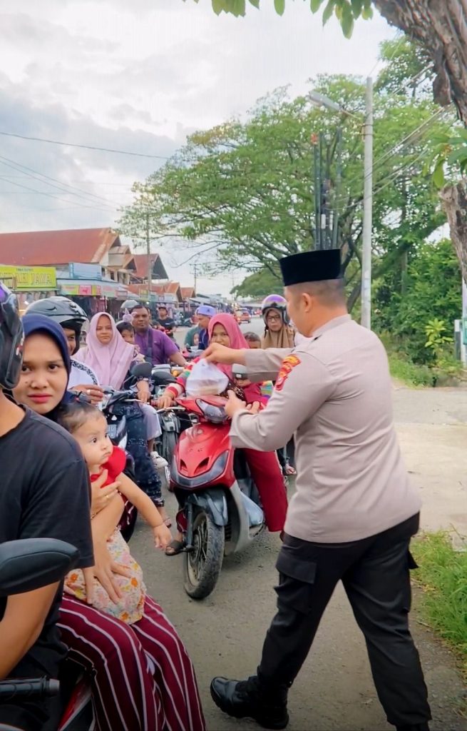 Polsek Ingin Jaya Bagikan Takjil Bagi Warga Dan Pengguna Jalan