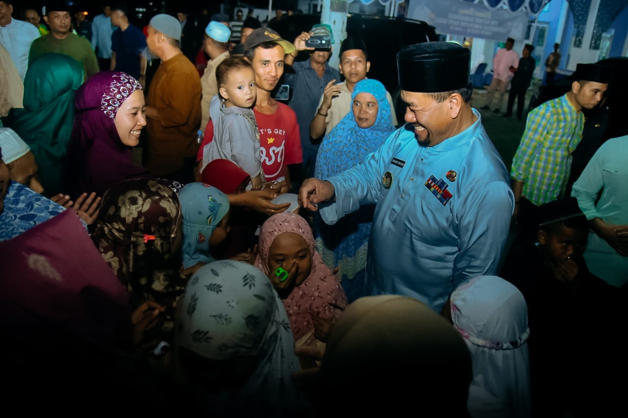 JALANNYA kegiatan silaturahmi Bupati/Wakil Bupati Batubara Baharuddin  Siagian, SH, M.Si dan Syafrizal SE.M.AP dengan masyarakat pada kunjungan Safari Ramadhan Bahagia malam ke - 3, di Masjid Al - Muttaqin Desa Indra Yaman, Kecamatan Talawi.Waspada/Ist