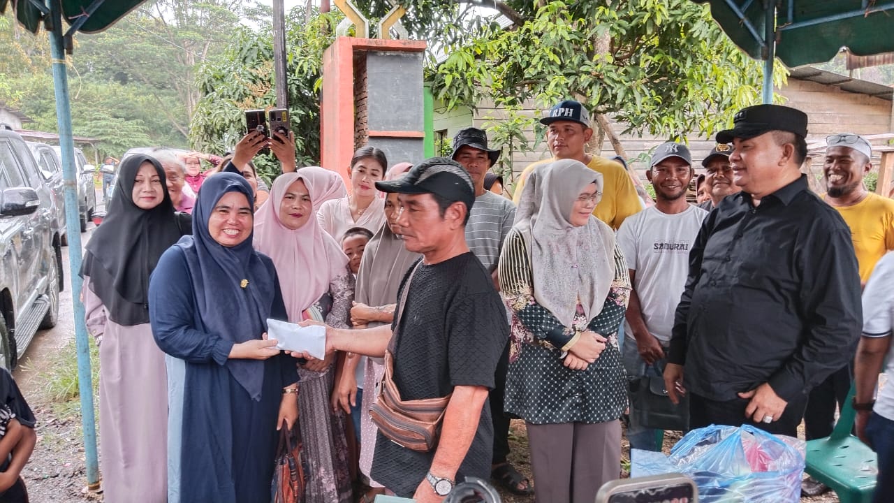 Bupati Agara Serahkan Bantuan Masa Panik Korban Kebakaran