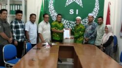 Ketua PW SI Aceh Zulmahdi Hasan (kiri) menyerahkan SK Penetapan Kepenguruan Laznas SI Aceh di gedung SI Aceh Jalan Pocut Baren, Banda Aceh, Sabtu (08/03/25).(Waspada/T.Mansursyah)