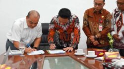 BUPATI Humbahas, Oloan Paniaran Nababan bersama Rektor IT DEL, Arnaldo Marulitua Sinaga teken MoU kerjasama pembangunan Kampus DEL 2 di Humbahas. Waspada/Ist